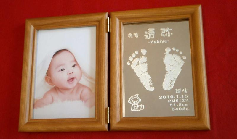 赤ちゃんの手形・足形を彫刻した、フォトフレームやプレート|姫路アニバーサリーギフト